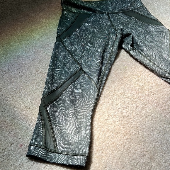 Lululemon capris tights. Size 4. RARE - Picture 2 of 6